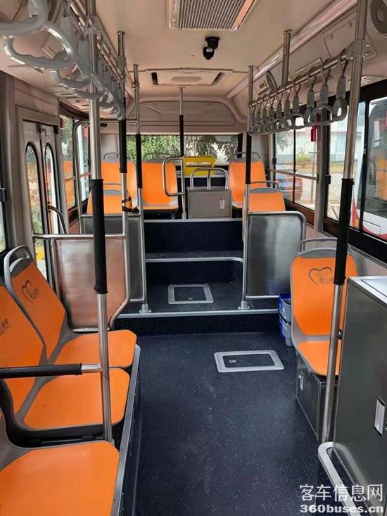 “便民小公交”內(nèi)部空間.jpg