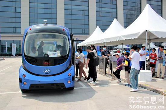 市民排隊試乘“深藍(lán)”自動駕駛巴士.png