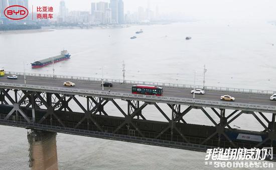 7、比亞迪B10行駛在長江大橋.jpg