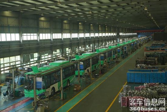 4 墨西哥600輛天然氣公交車訂單在金旅生產(chǎn)線上生產(chǎn).JPG