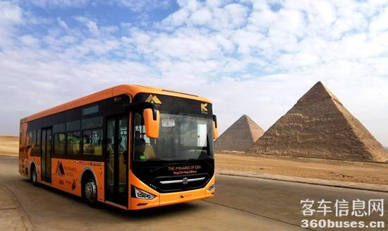 埃及金字塔景區(qū)的中通新能源客車.jpg