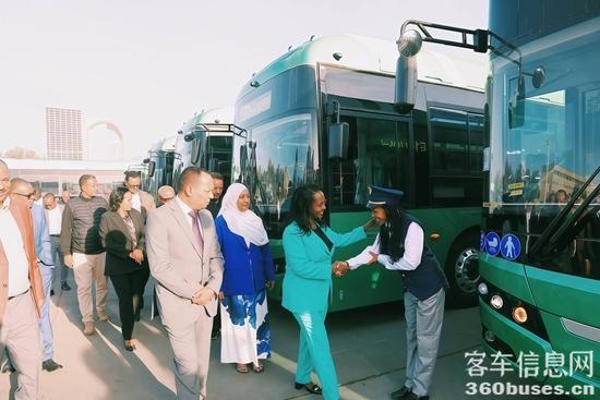 2 亞的斯亞貝巴市長(zhǎng)Adanech Abebe在交車儀式現(xiàn)場(chǎng)慰問駕駛員.jpg