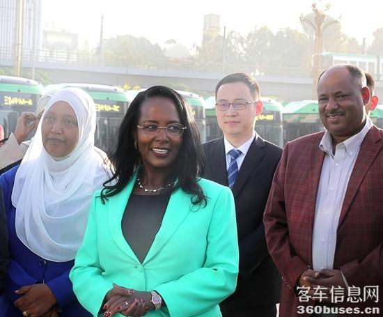 3 金旅客車海外銷售公司副總黃佶出席儀式（右二）.jpg