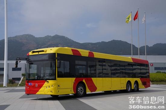 3 發(fā)往北歐的15米金旅純電動公交車.JPG