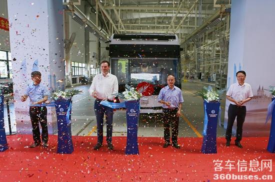金旅客車-Ebusco首臺18米碳纖維新能源客車下線.jpg
